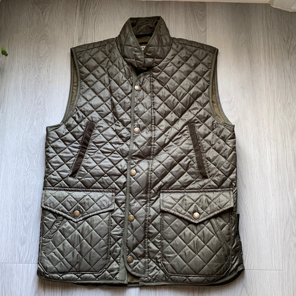 Like New! Over Under hunting style vest. Lots of pockets.